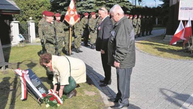 Tablica została poświęcona i udekorowana kwiatami przez reprezentantów organizacji historycznych