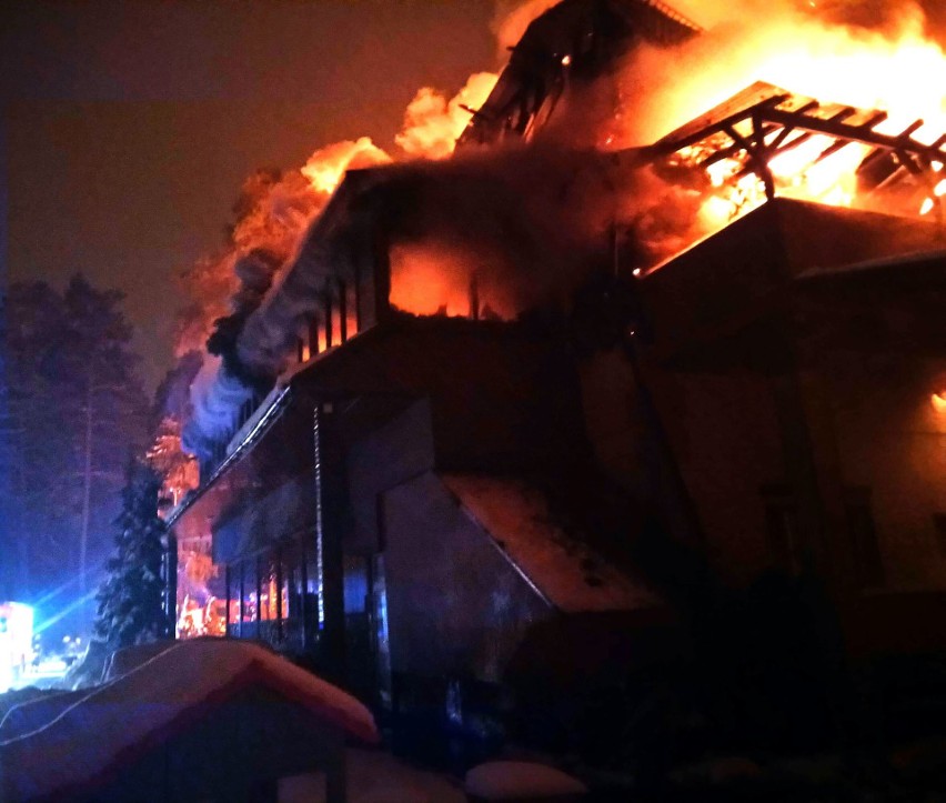 Wielki pożar hotelu Necko w Augustowie. Ogień pojawił się w nocy (zdjęcia)