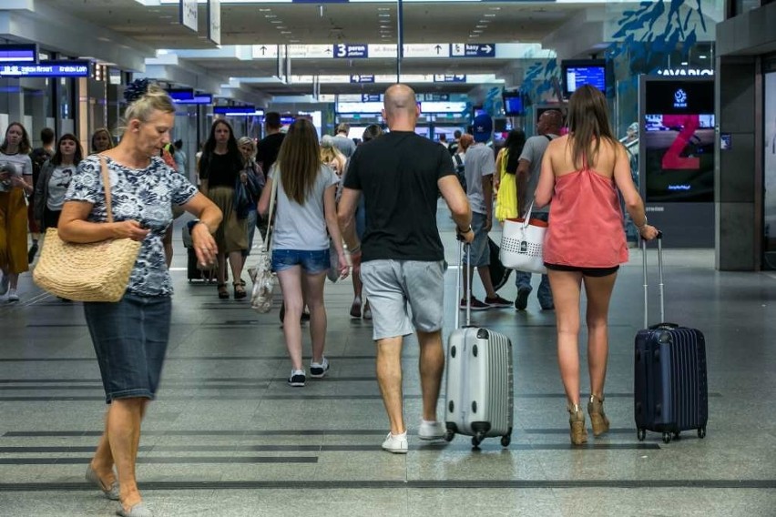 Kraków. Kolejarze instalują nowe tory, więc pociągi znów nie kursują