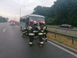 Wypadek autobusu na autostradzie A4 na wysokości Wierzbnika w powiecie brzeskim. Jeden pas ruchu zablokowany 