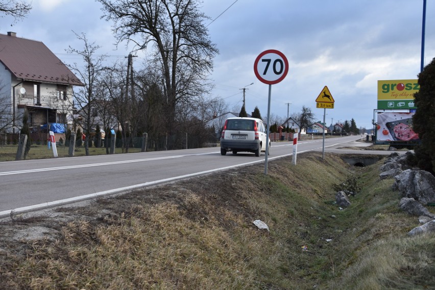 Słupiec-Szczucin. Przed pędzącymi samochodami muszą uciekać do rowów. Kiedy powstanie chodnik?