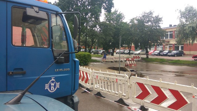 Wielka wyrwa w chodniku i ulicy. Policja zabezpiecza skrzyżowanie Antoniukowskiej z Broniewskiego