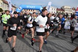 Półmaraton dookoła Jeziora Żywieckiego. Wystartowało ponad 1200 zawodników. Zobaczcie ZDJĘCIA ze startu na żywieckim Rynku