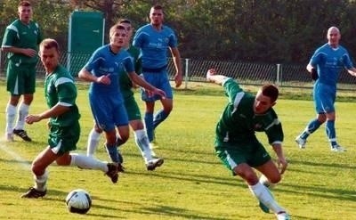 Mariusz Piskorek (w zielonym stroju, z prawej) strzelił dwie bramki w przegranym meczu z Hutnikiem Fot. Jerzy Zaborski