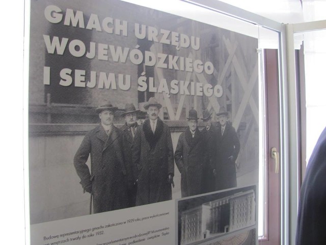 Historia powstań śląskich i 25-lecie samorządu terytorialnego w Polsce - to tematy wystawy "Sfrunął na Śląsk orzeł biały..." , którą wczoraj otwarto w gmachu Sejmu w Warszawie. Wicemarszałek Senatu Maria Pańczyk-Pozdziej otworzyła ją wczoraj w salach Senatu.