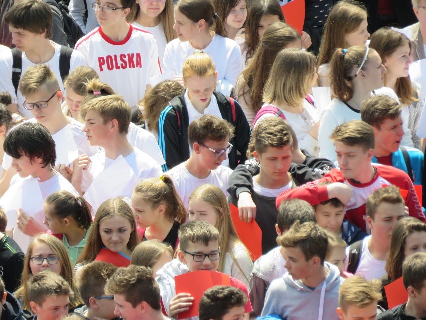 Piekary Śląskie: Około 900 osób ułożyło dziś „żywą" flagę pod Kopcem [ZDJĘCIA, WIDEO]