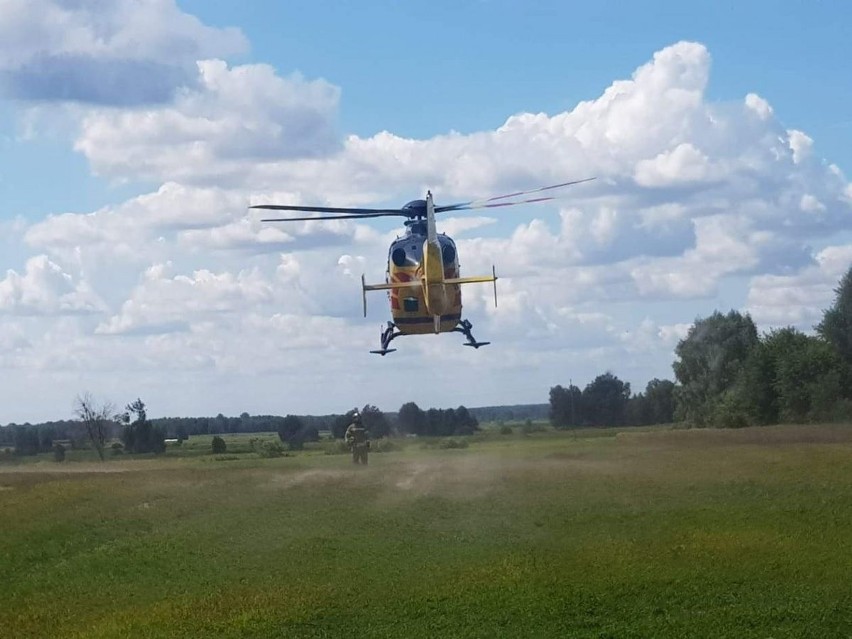 Wypadek w Budach-Prywatnych, gm. Krasnosielc. 3.08.2021. Dwie osoby trafiły do szpitala, w tym dziecko