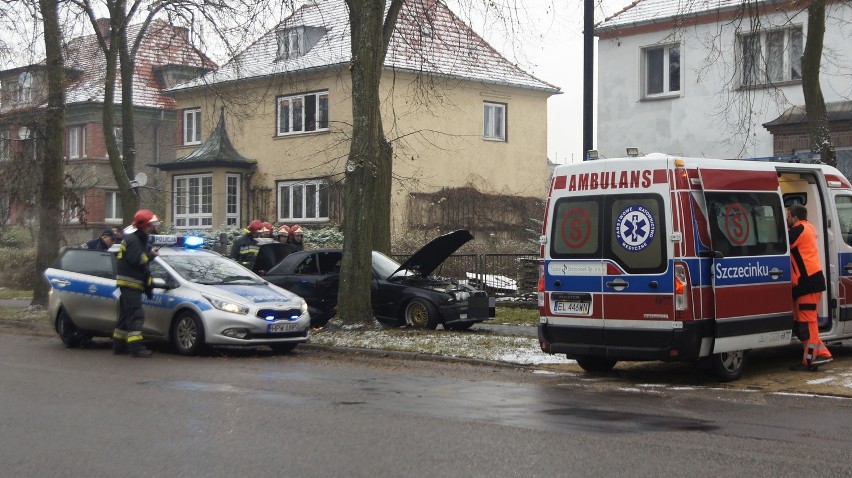 Wypadek w Szczecinku. BMW uderzyło w drzewo [zdjęcia]