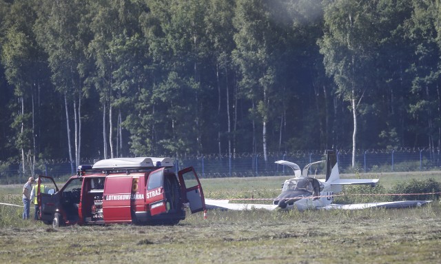 Na lotnisku w podrzeszowskiej Jasionce rozbiła się awionetka. Ranne zostały trzy osoby. Lotnisko było zamknięte, przed godz. 17 ruch został przywrócony.Do wypadku na lotnisku w Jasionce doszło po godz. 15. Podczas lądowania rozbiła się awionetka. Samolot zarejestrowany jest na Ukrainie, podróżowało nim trzech obywateli tego kraju. Lotnisko w Jasionce jest w tej chwili zamknięte.PRZECZYTAJ TEŻ: Awionetka wylądowała na autostradzie. Wieża kontroli lotów: Dociągniecie do lotniska? Pilot awionetki: Nie ma mowyAKTUALIZACJA, godz. 16.45:- Ruch na lotnisku został już przywrócony - poinformował nas Marcin Kołacz, rzecznik lotniska w Jasionce. AKTUALIZACJA, godz. 17.30:- Przed godziną 15 na podejściu do lądowania, samolot na ukraińskich znakach rejestracyjnych uległ wypadkowi. Samolot rozbił się około 100 - 150 metrów przed progiem pasa. Na pokładzie samolotu znajdowało się trzy osoby. Wszystkie te osoby zostały poszkodowane. Najciężej ranną osobę zabrał śmigłowiec Lotniczego Pogotowia Ratunkowego do szpitala. Dwie osoby, lżej poszkodowane zostały przytransportowane do szpitali przez karetki pogotowia - mówi Marcin Kołacz, rzecznik lotniska w Jasionce. - W związku z tym, że w akacji ratowniczej uczestniczyła Lotniskowa Służba Ratowniczo Gaśnicza lotnisko zostało zamknięte.Samolot, który leciał z Warszawy zawrócił, a samolot  z Londynu został przekierowany do Krakowa.O godz. 16:30 lotnisko w Jasionce z powrotem zostało otwarte. - Po zakończeniu działań ratowniczych mogliśmy z powrotem lotnisko otworzyć. Samolot nie uszkodził żadnej infrastruktury lotniska - dodaje rzecznik lotniska.ZOBACZ TEŻ: Awaryjne lądowanie awionetki na autostradzie koło Rzeszowa