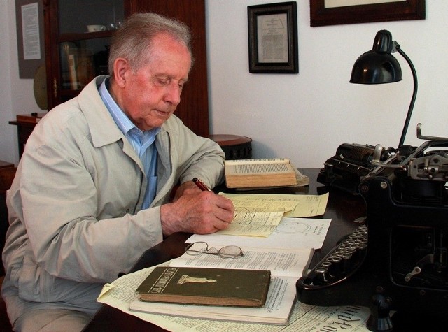 Claus-Dietrich Schmidt w gabinecie Paula Nipkowa w lęborskim muzeum. 