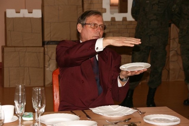 Wojciech Kożuchowski opowiadał żołnierzom m. in. o zachowaniu się przy stole