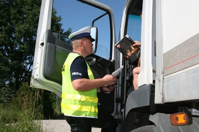 Policjanci sprawdzali między innymi dokumenty pojazdów oraz ich stan techniczny 