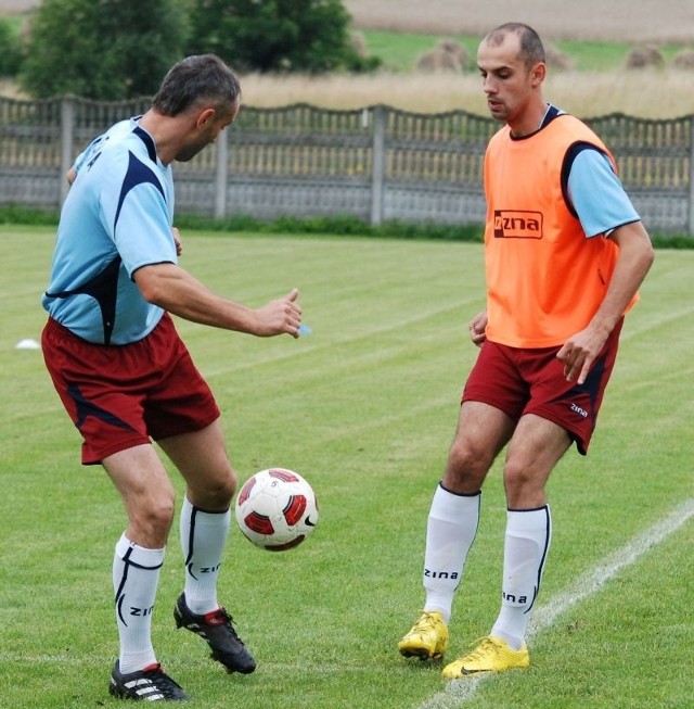 Na skuteczność Piotra Kajdy (z prawej) w meczu z Juventą Starachowice liczy trener Wiernej Małogoszcz Mariusz Lniany.