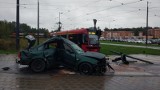 Wypadek na Janowie. Samochód zderzył się z tramwajem i dachował [zdjęcia]