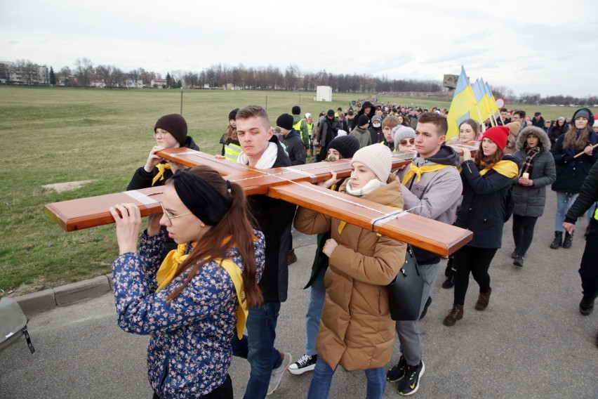 Lublin. Z krzyżem przeszli po terenie byłego obozu zagłady. Odbyła się 22. droga krzyżowa na Majdanku