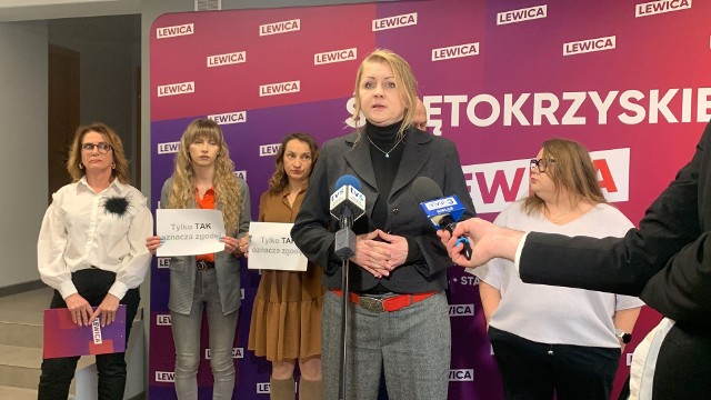 Konferencja prasowa Nowej Lewicy z okazji Dnia Kobiet. Przy mikrofonie Małgorzata Marenin, pełnomocniczka do spraw równego traktowania przy prezydencie Skarżysko-Kamiennej, dyrektorka biura poselskiego posła Andrzeja Szejny .