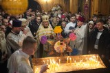 Tłumy wiernych na nocnym nabożeństwie w Wigilię Bożego Narodzenia w cerkwi w Bielsku Podlaskim. Prawosławni celebrują wielkie święto