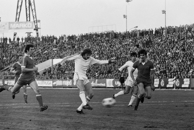 Jan Sobol z ŁKS atakuje bramkę Widzewa. Obok Paweł Janas z Widzewa (z tyłu Stanisław Terlecki).