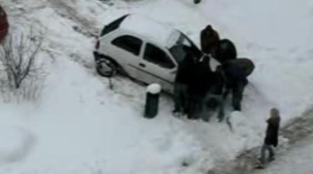 Nie udało się wypchać samochodu ze śniegu.