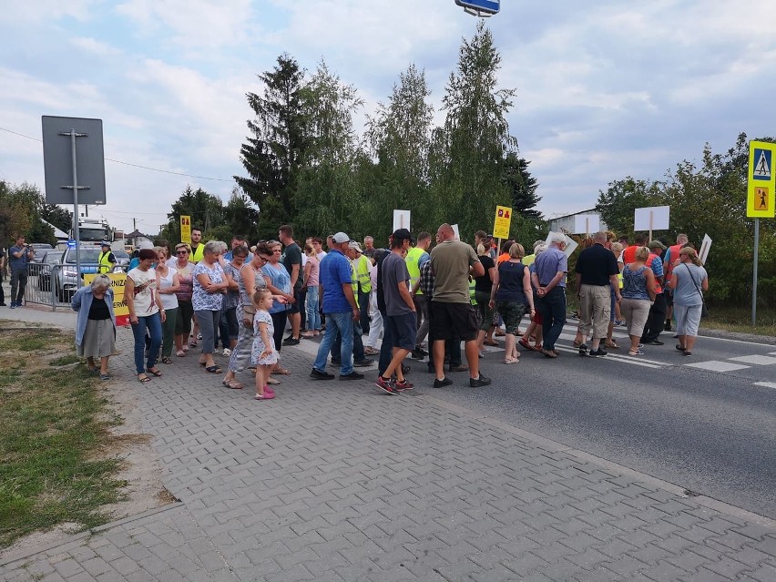 Trwa protest w Mniszewie. Mieszkańcy blokują drogę krajową numer 79. Są utrudnienia w ruchu i objazdy