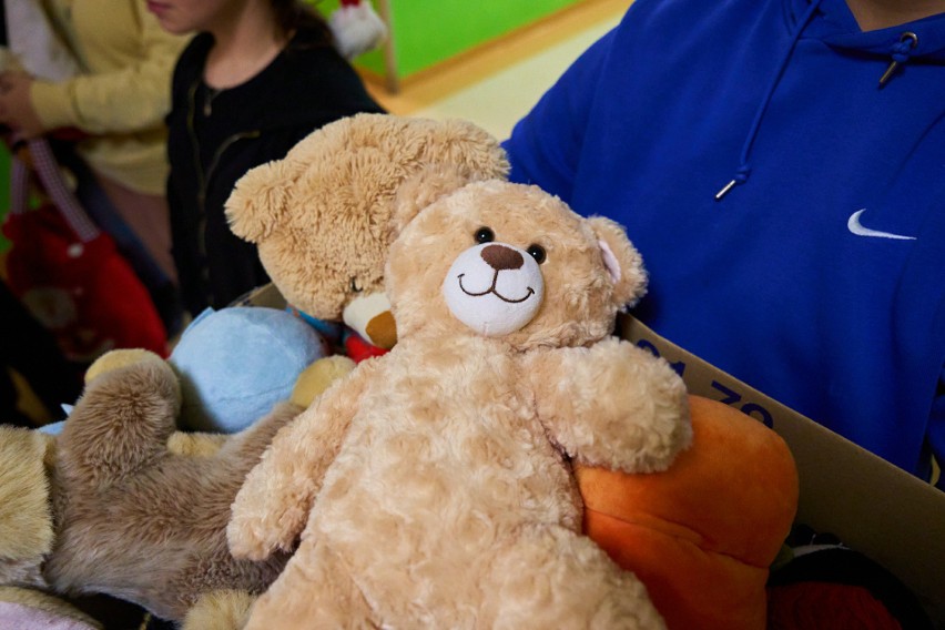 Oddział Dziecięcy mieleckiego szpitala otrzymał od szkoły w Rzemieniu mikołajkowe maskotki dla młodych pacjentów [ZDJĘCIA, WIDEO]