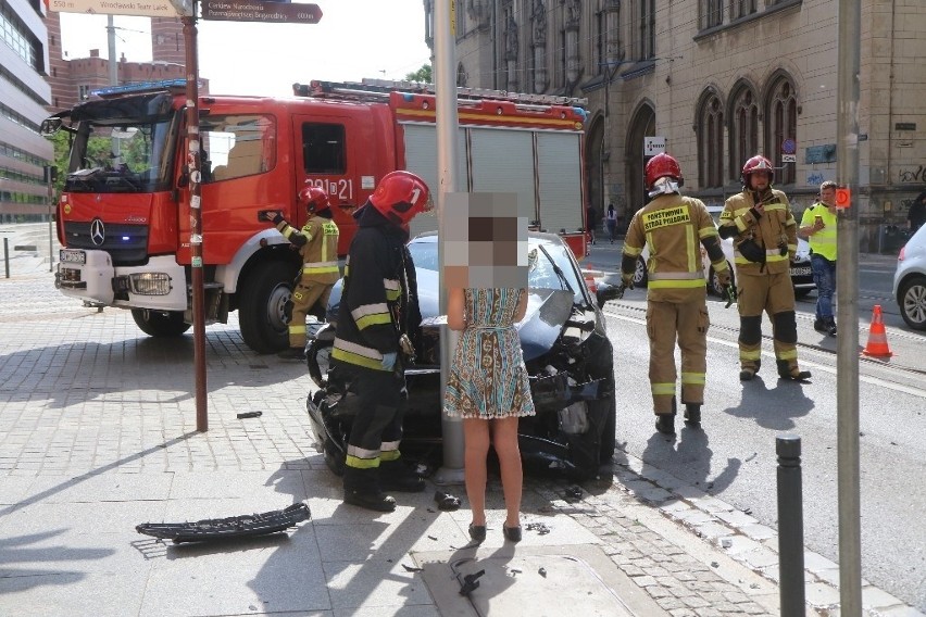 Wypadek przy NFM. Młoda kobieta w audi wystraszyła się tramwaju i uderzyła w latarnię