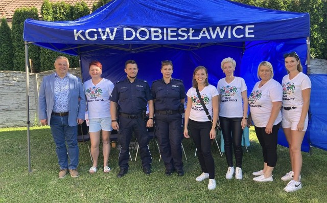 Panie z Koła Gospodyń Wiejskich w Dobiesławicach z wójtem gminy Bejsce Edwardem Krupą i policjantami, którzy spotkali się z uczestnikami pikniku.
