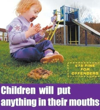 Plakat z brytyjskiego Torbay. Dzieci biorą wszystko do ust &#8211; głosi napis.