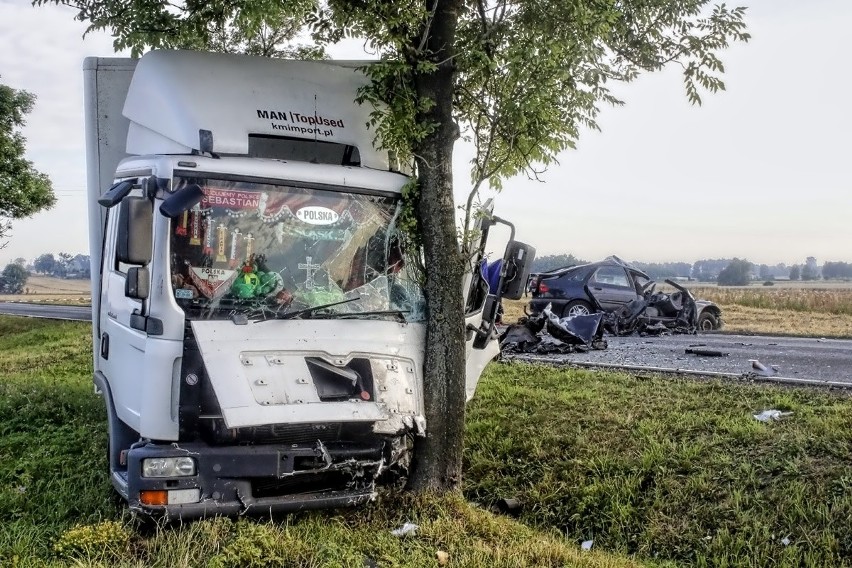 Śmiertelny wypadek w Szynkielewie pod Pabianicami. Czołowe zderzenie dwóch samochodów [ZDJĘCIA+FILM]