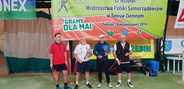 Na zdjęciu: Marian Mocoń (drugi od lewej) wraz z pozostałymi uczestnikami finałowego spotkania w grze deblowej.