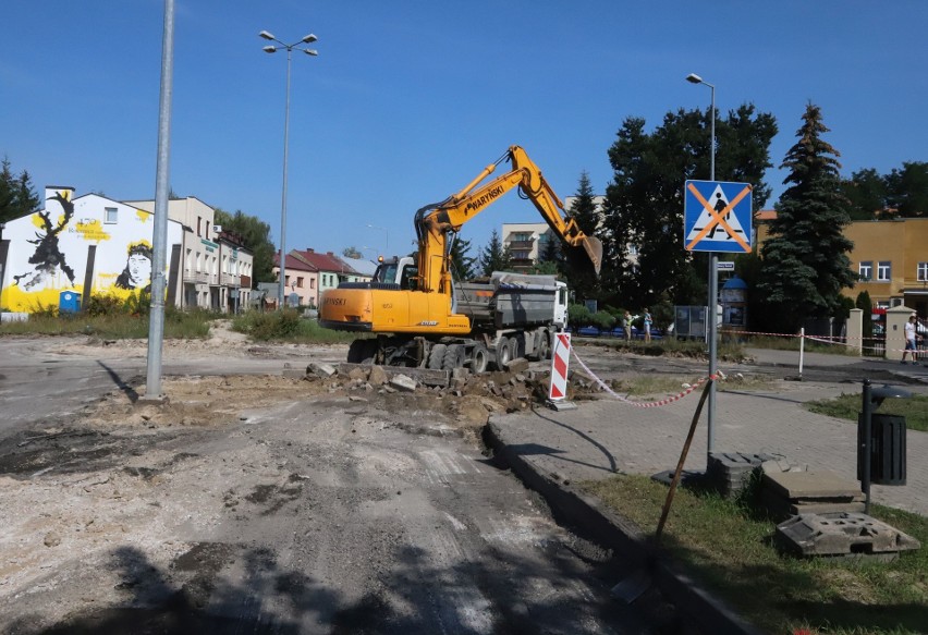 Drogowcy zamknęli skrzyżowanie ulic Radomskiej, Głowaczowskiej i Nowy Świat w Kozienicach. Rozpoczęła się przebudowa ronda. Zobacz zdjęcia