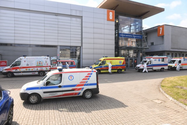 W szpitalu tymczasowym na MTP w Poznaniu mają być problemy z tlenem, który jest niezbędny dla pacjentów zakażonych koronawirusem. Na miejscu są już strażacy. Zobacz więcej zdjęć ---->