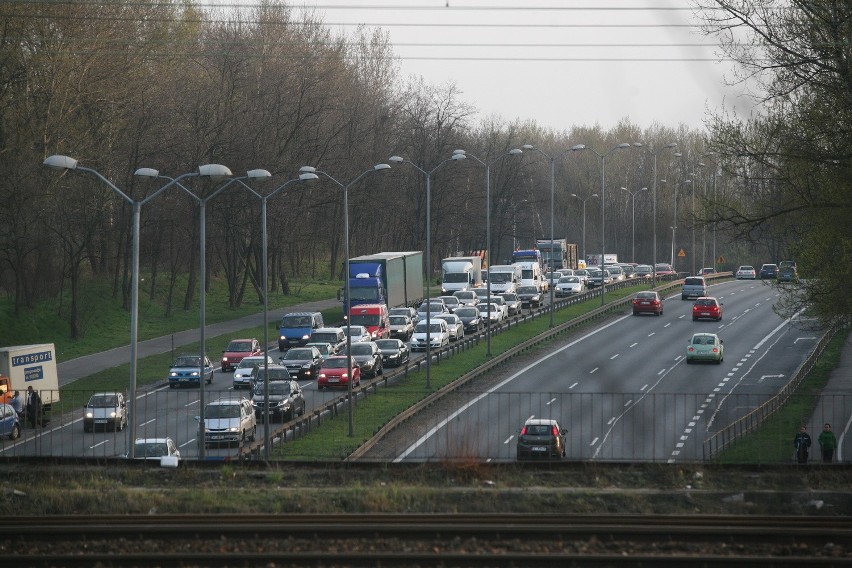 Katowice: Tir blokował jezdnię na al. Roździeńskiego