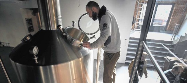 Jacek Przywara, piwowar w Browarze Probus w Oławie, tworzy receptury, dogląda procesu warzenia piwa. Pierwsza degustacja już za parę tygodni