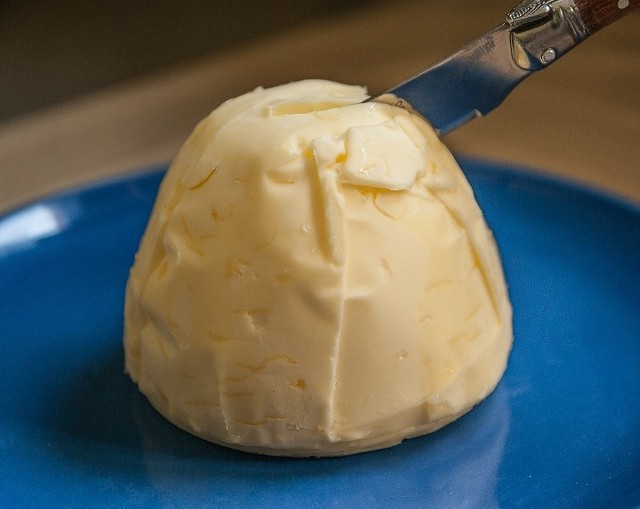 Przechowywanie. Jeśli masło nie zniknie od razu, możemy trzymać je w lodówce tydzień lub dwa.