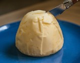 Jak zrobić masło ze śmietany? Czy to się opłaca? Przeliczamy i podsuwamy prosty przepis na domowe masło