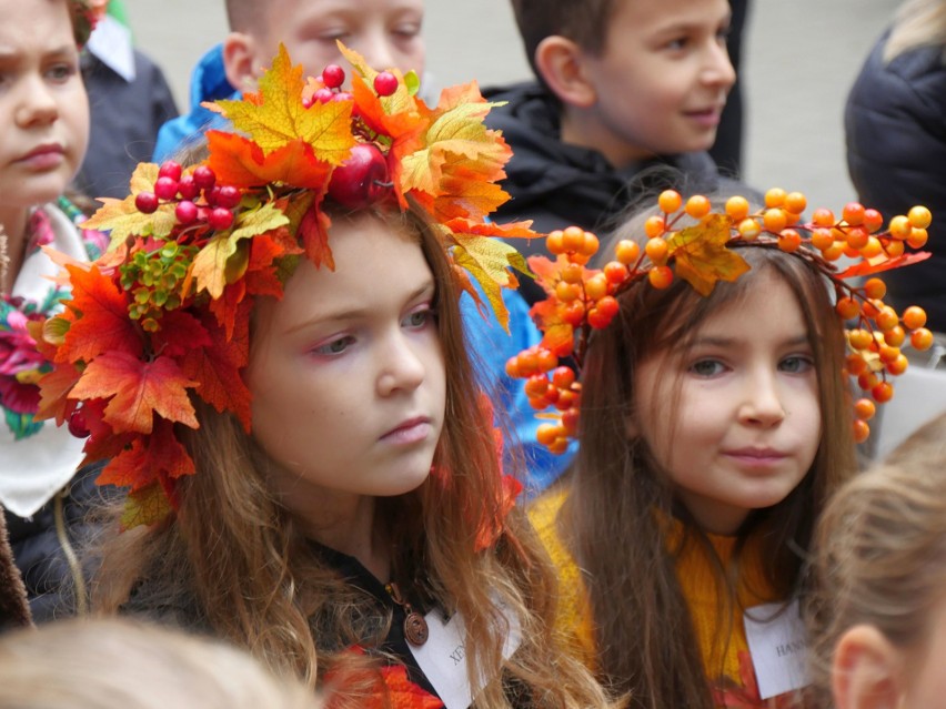 Dziewczynki na turnieju w lesie, w jesiennych barwach...