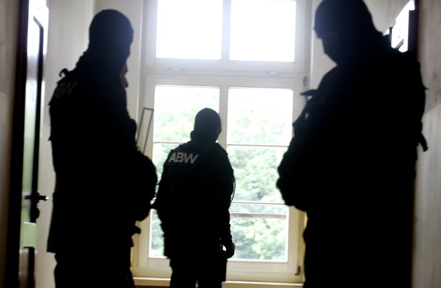 Agencja Bezpieczeństwa Wewnętrznego zatrzymała Gruzina, który był podejrzany o działalność terrorystyczną. Miał on również organizować nielegalną migrację przez Polskę na zachód Europy.