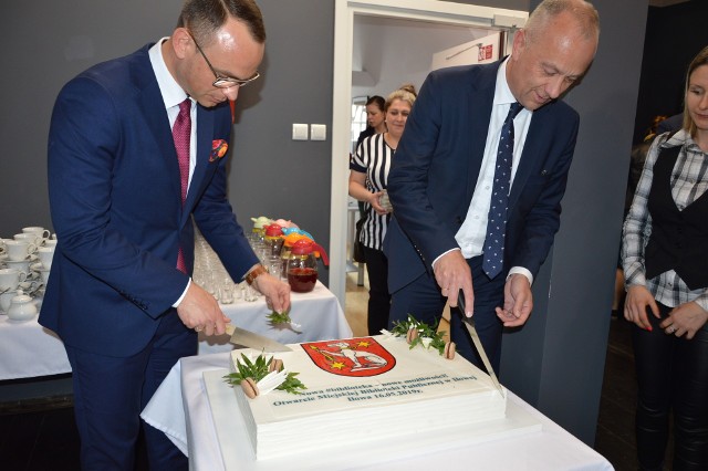 Okolicznościowy tortem zaproszonych na otwarcie gości dzielili burmistrz Paweł Lichtański i Marcin Jabłoński, członek zarządu województwa lubuskiego.
