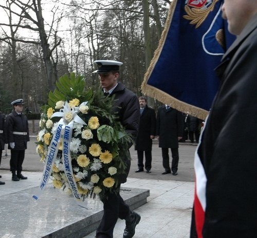 Pod pomnikiem "Tym, którzy nie powrócili z morza" złożono kwiaty i wieńce, zapalono znicze i odmówiono wspólną modlitwę.