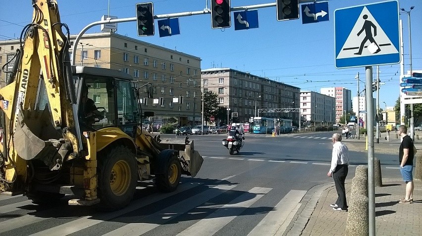 Potężne korki we Wrocławiu. Policja eskortuje koparkę do awarii wodociągu (ZDJĘCIA)