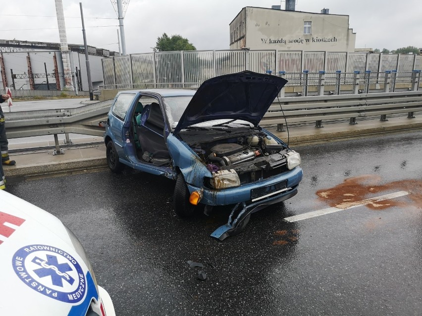 Wypadek w Chorzowie na estakadzie. Samochód uderzył w barierki, droga zablokowana