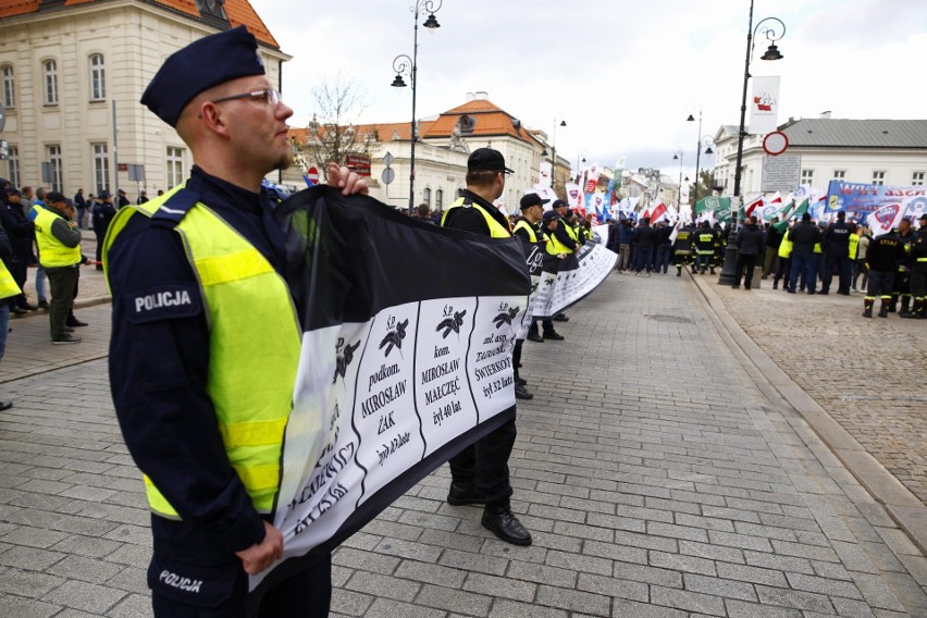 Protest policjantów w Warszawie. Mundurowi domagają się...