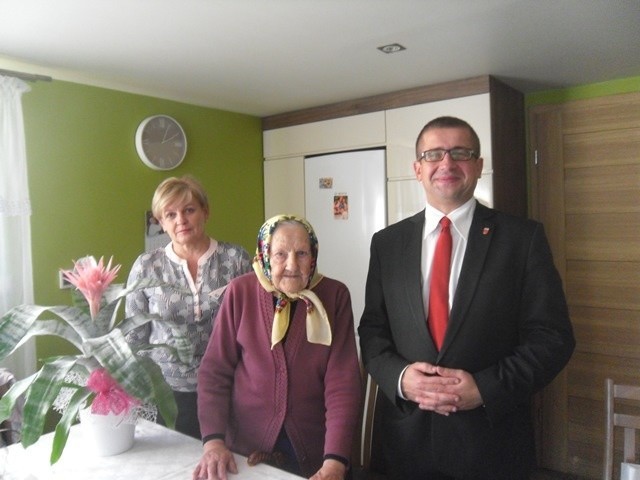 Stanisławie Mordak, najstarszej mieszkance gminy najlepsze życzenia z okazji 101 urodzin składał Paweł Dziewit, wójt Gozdu.