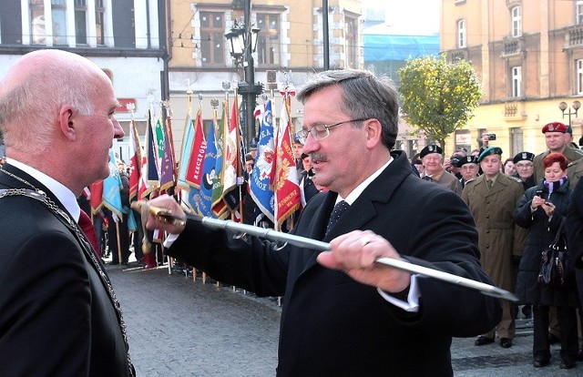 Bronisław Komorowski odebrał szablę ułańską z rąk Roberta Malinowskiego, prezydenta Grudziądza