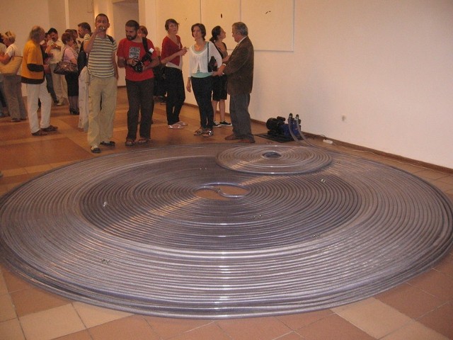 Praca Ryszarda Ługowskiego jest jedną z prac wystawy "Koany w "Elektrowni".