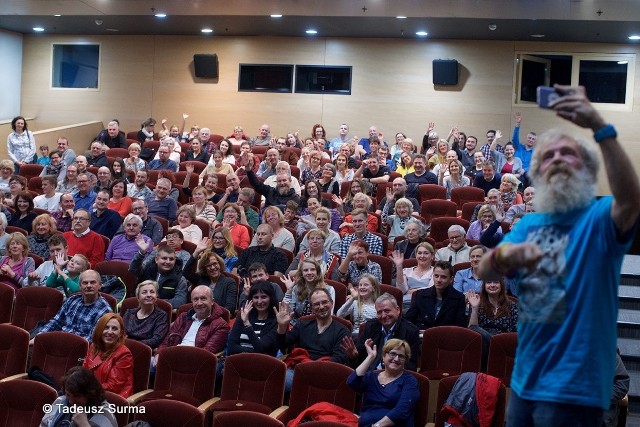 Podróżnik robił sobie selfie z widownią.