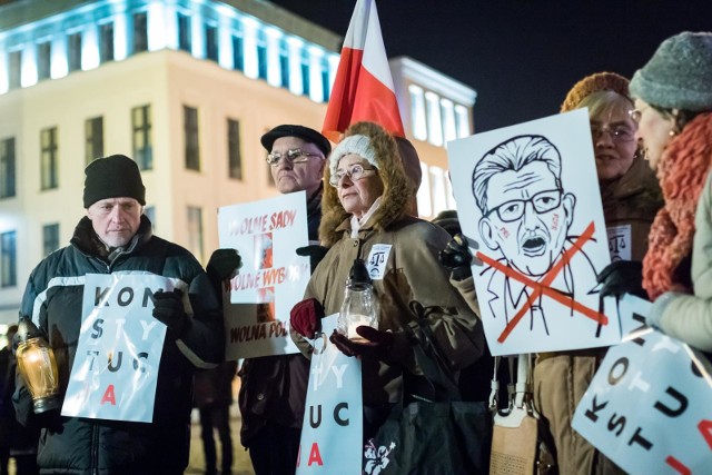 Na Starym Rynku w Bydgoszczy protestowano przeciwko reformom wprowadzanym przez PiS. Inicjatorem manifestacji było Bydgoskie Forum Demokratyczne.