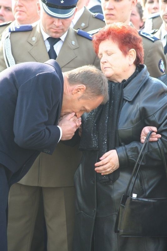 Na wieczne odpoczywanie tragicznie zmarłego oficera ciało spoczęło na cmentarzu komunalnym w Przasnyszu.  Na pogrzeb przybyło tysiące osób,  w tym premier Donald Tusk, który ucałował dłoń matki zmarłego.