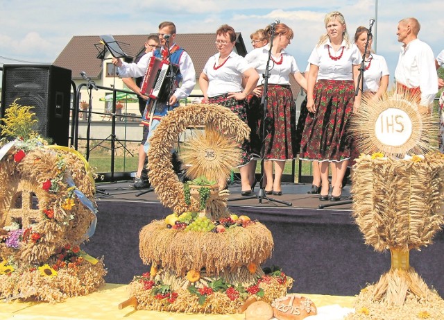 Mieszkańców i gości bawiły lokalne zespoły folklorystyczne, między innymi Wzdolskie Kołowrotki.W tym czasie można też było podziwiać dożynkowe wieńce wystawione przed sceną.